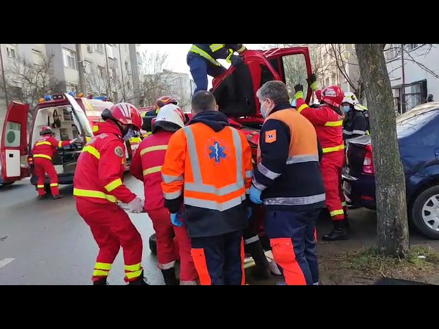 Slatina: Scos de pompieri din mașina răsturnată