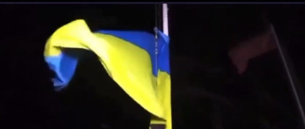 Pe rețelele de socializare au apărut imagini cu rușii care schimbă steagul Ucrainei cu cel al Rusiei