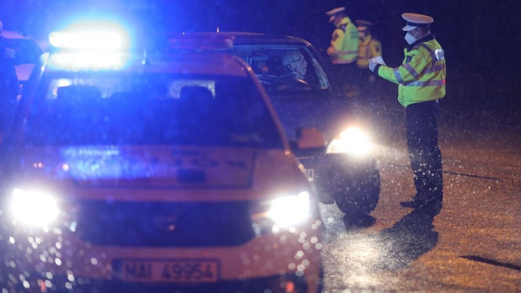 Poliţiştii din oraşul Voluntari, judeţul Ilfov, a interceptat maşina în trafic, ocazie cu care i-au găsit pe cei trei tineri, dar şi cadavrul care era înfăşurat în covor