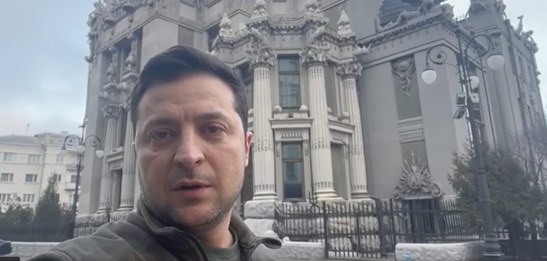 Mesajul video al lui Zelenski a fost difuzat în timp ce capitala ucraineană luptă pentru a evita să cadă în mâinile armatei ruse