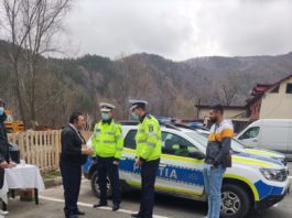 Polițiștii rutieri le-au oferit cafea șoferilor care au trecut prin Defileul Jiului
