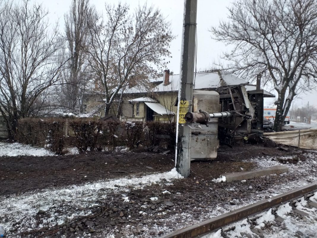 Autobasculantă condusă de un gălăţean lovită de un tren de călători la Baldovineşti, Brăila