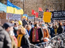 Protestatarii participă la o demonstrație împotriva intervenției militare a Rusiei în Ucraina, la Berna