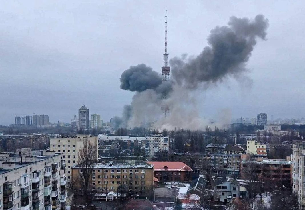 (VIDEO) Turnul de televizune din Kiev a fost lovit de rachete