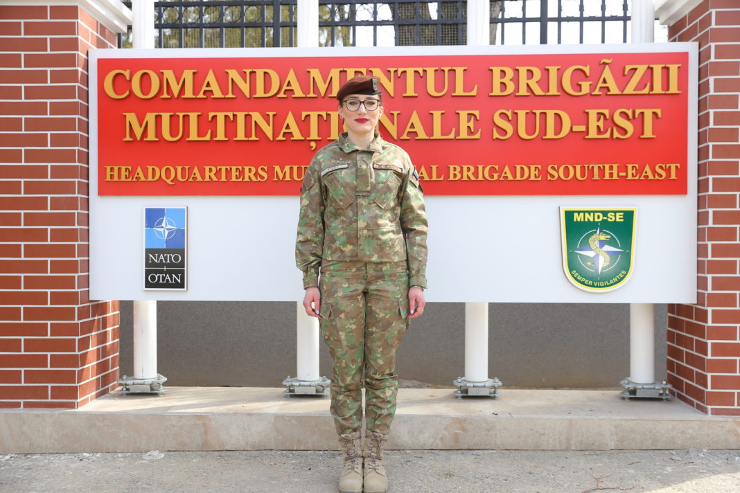 O tânără de 22 de ani, de opt ani în domeniul militar