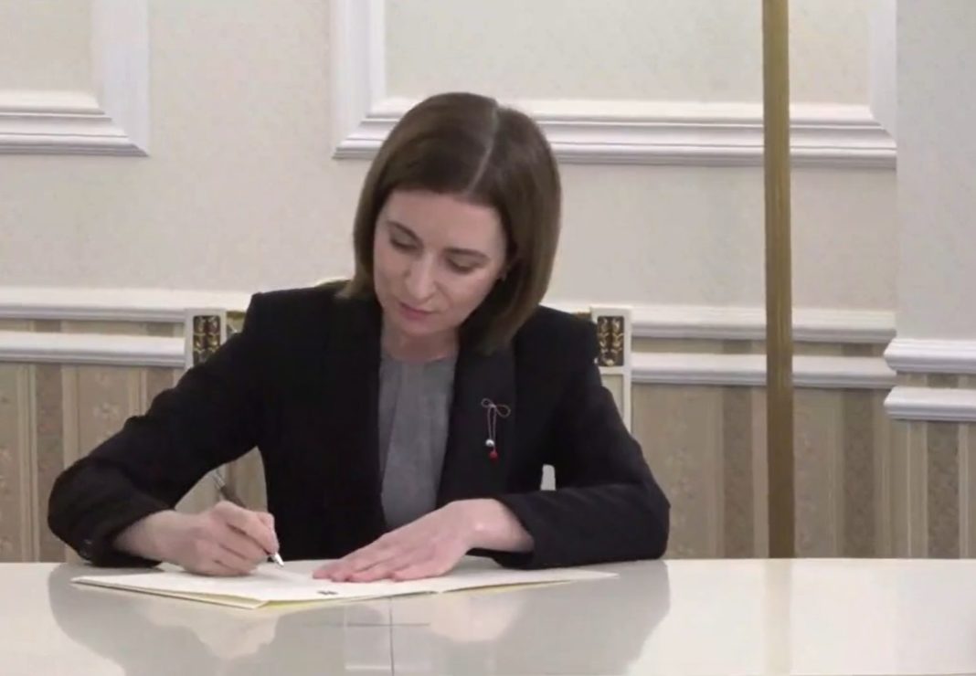 (VIDEO) Maia Sandu a semnat cererea de aderare a Republicii Moldova la UE
