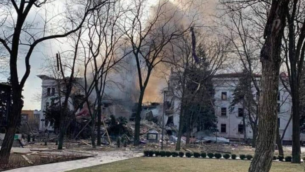 Teatrul din Mariupol, bombardat de ruși