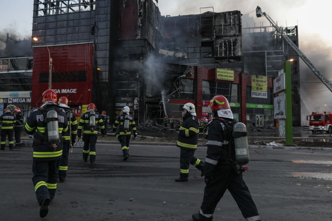 Pentru stingerea focului au acţionat peste 100 de pompieri cu 27 de autospeciale (INQUAM Photos Octav Ganea)
