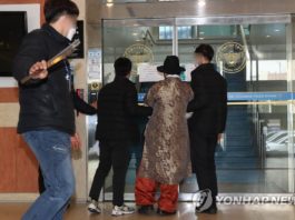 Videoclipurile surprinse de martori și postate pe rețelele de socializare îl arată pe bărbatul în vârstă – purtând o pălărie cu boruri și haine tradiționale coreene de hanbok – furișându-se în spatele lui Song