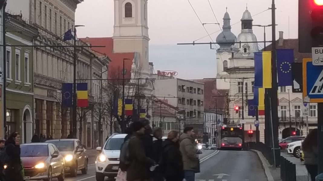 Patru steaguri naţionale au fost înlocuite cu cele ale Ucrainei în Cluj Napoca