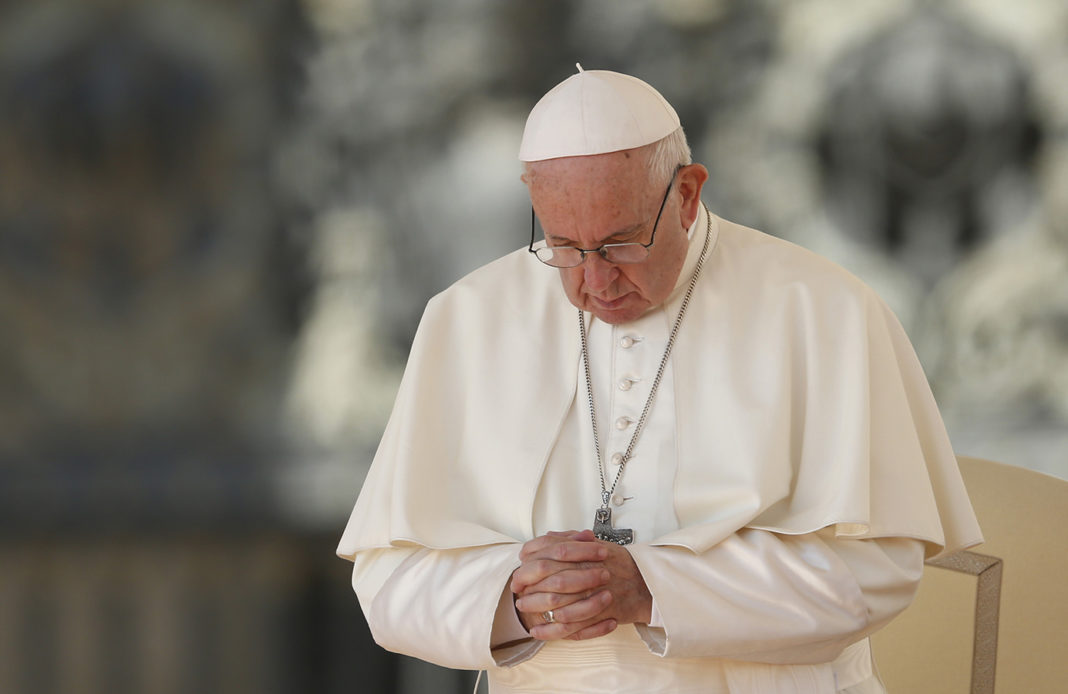 Papa Francisc: Trăim un al treilea război mondial pe bucăţi