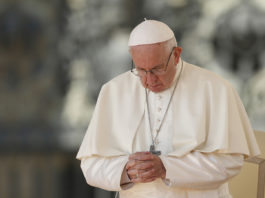 Papa Francisc: Trăim un al treilea război mondial pe bucăţi