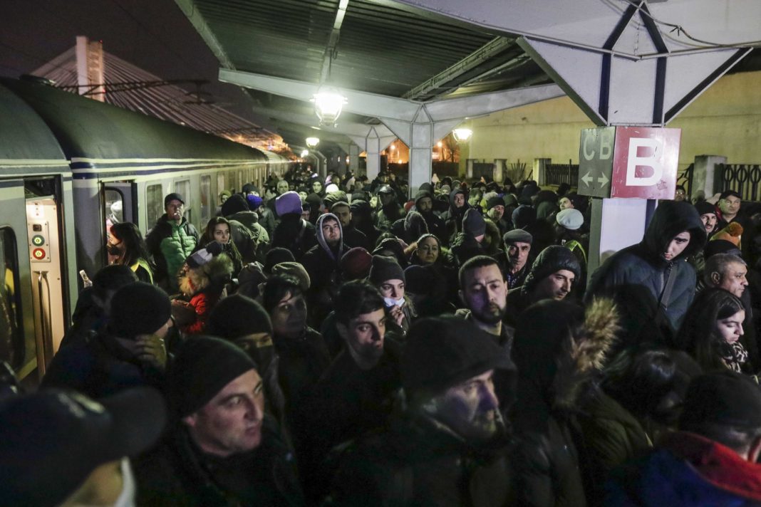 Peste o mie de cetățeni azeri, refugiați din Ucraina, au ajuns în Gara de Nord cu un tren CFR venit din Iași, în București, vineri, 4 martie 2022 (Inquam Photos / Gorge Călin)