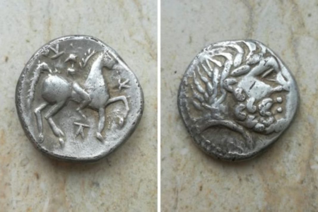 Un bărbat din Olt a descoperit cu ajutorul unui detector de metale autorizat, un veritabil tezaur pe care l-a predat Muzeului Județean.