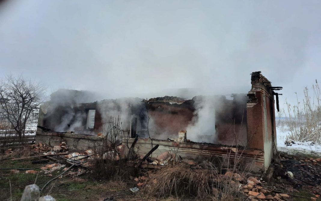 La sosirea echipajelor de pompieri, locuința ardea generalizat, iar acoperișul casei era prăbușit parțial