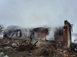 La sosirea echipajelor de pompieri, locuința ardea generalizat, iar acoperișul casei era prăbușit parțial