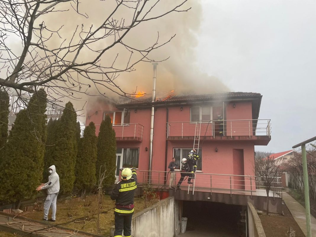 Incendiu puternic la o casă din Craiova