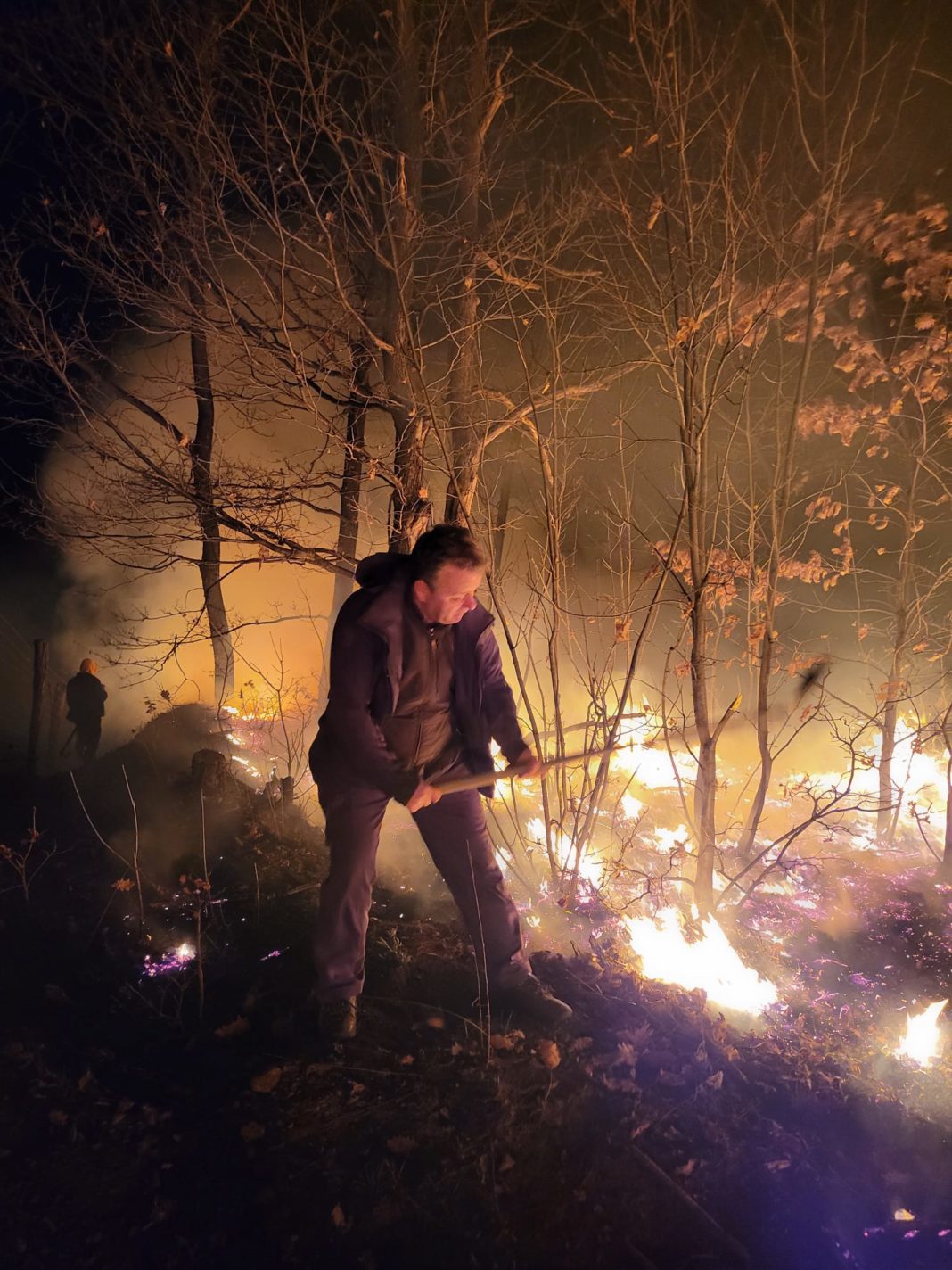 Gorj: Un parlamentar a participat la stingerea unui incendiu de vegetație uscată în comuna Borăscu