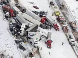 Zeci de maşini, implicate într-un accident provocat de o furtună de zăpadă, în SUA
