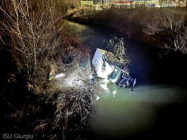 Un șofer a ajuns la spital după ce a căzut cu autoutilitara într-un râu