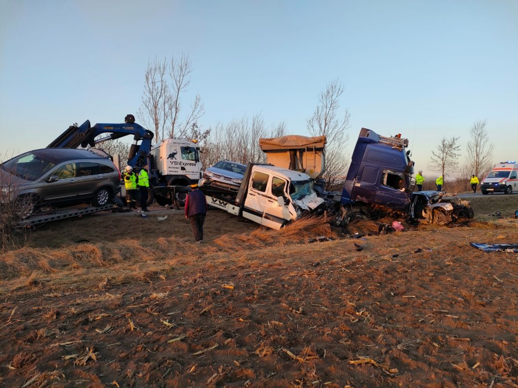 Un mort și un rănit grav într-un accident între trei autovehicule