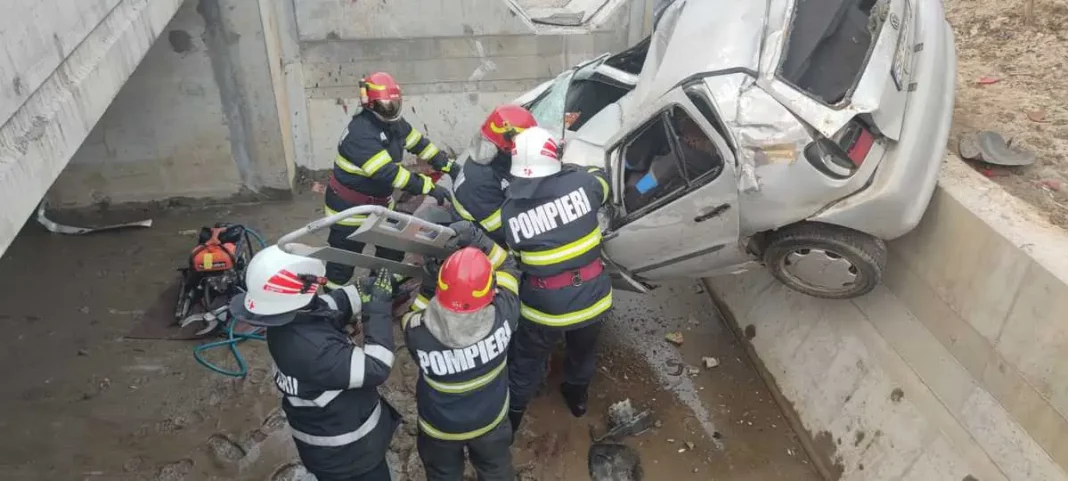 O şoferiţă a murit după ce a căzut cu maşina într-un şanţ betonat