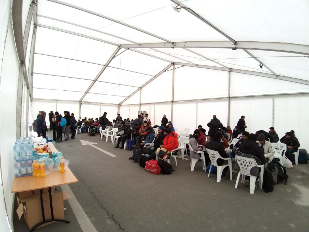 Corturi, alimente și asistență medicală pentru refugiați pe aeroportul din București
