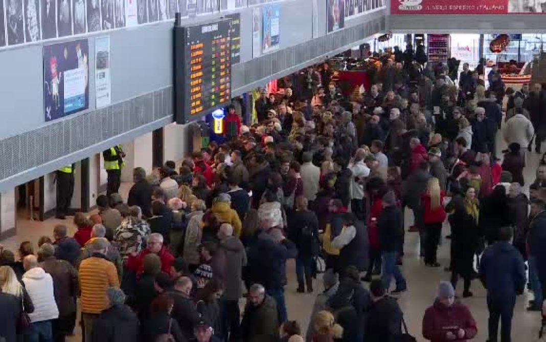 Aeroportul Henri Coandă anunţă aglomerări pe fluxurile de pasageri