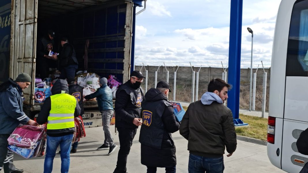 Punctul de frontieră Isaccea, plin de voluntari care aduc ajutoare pentru Ucraina