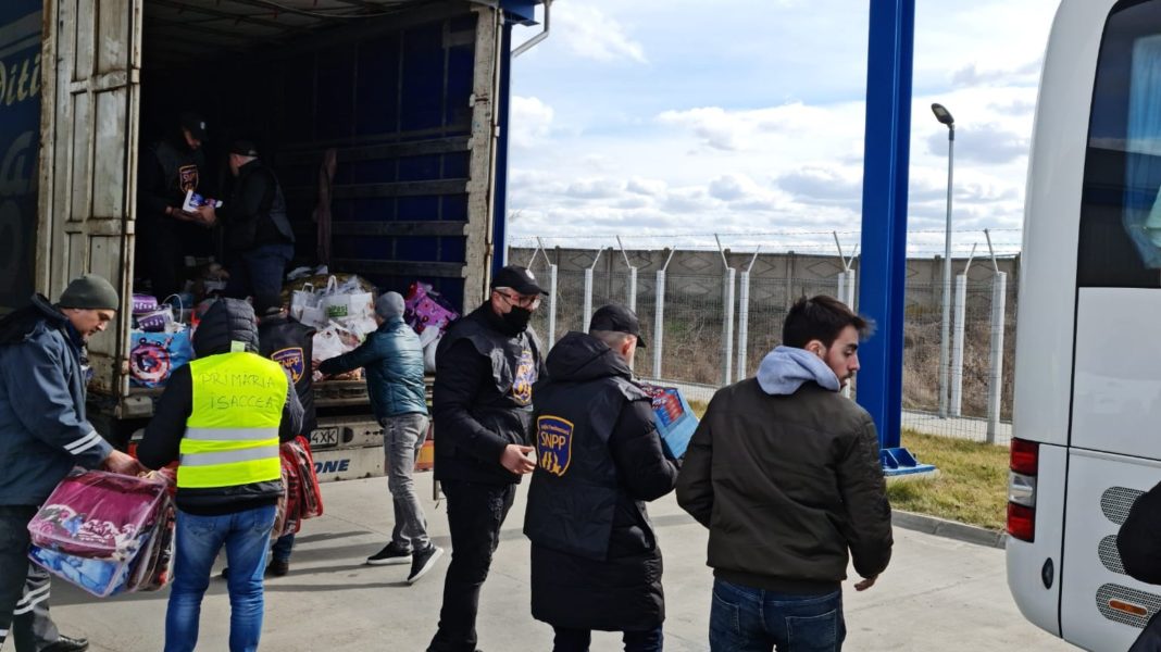 Punctul de frontieră Isaccea, plin de voluntari care aduc ajutoare pentru Ucraina