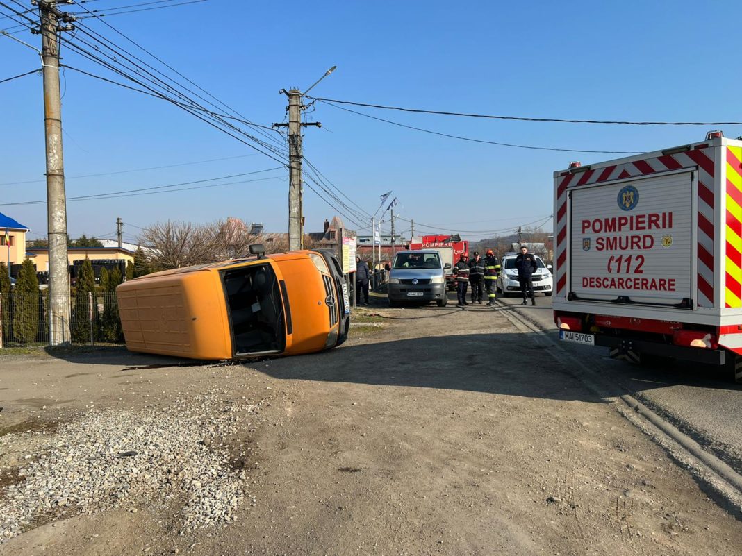 În urma coliziunii, bărbatul și doi pasageri din autoutilitară, au necesitat îngrijiri medicale, fiind transportați la Spitalul Județean de Urgență Slatina