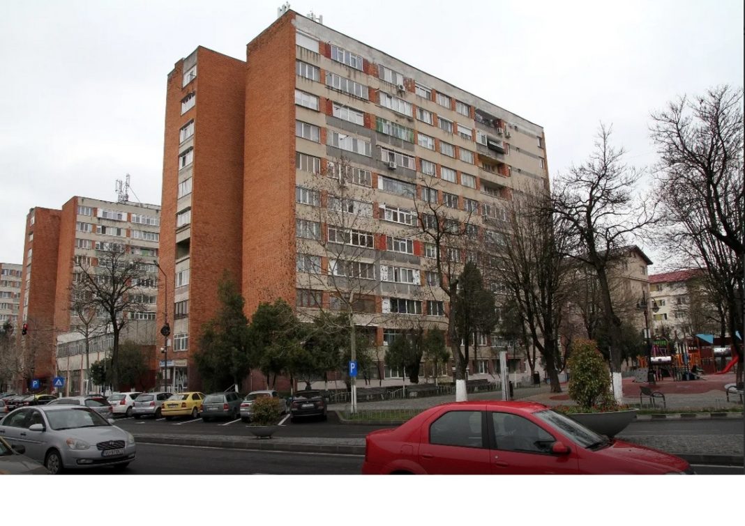 Pompierii de la ISU Vâlcea au acționat pe strada Luceafărul, bloc a1, cartier Ostroveni (Foto: Arhiva)