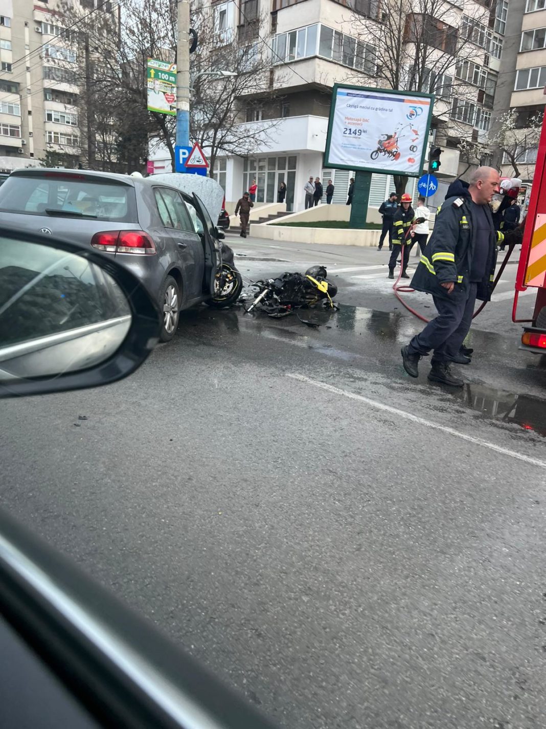 Craiova: Motocicletă în flăcări după ce s-a ciocnit cu o mașină pe Calea Bucureşti