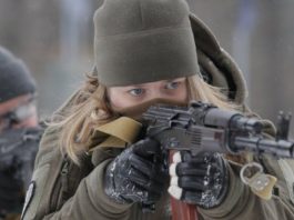 Civilii din Ucraina au primit dreptul să deţină arme de foc şi să le folosească împotriva soldaților ruşi