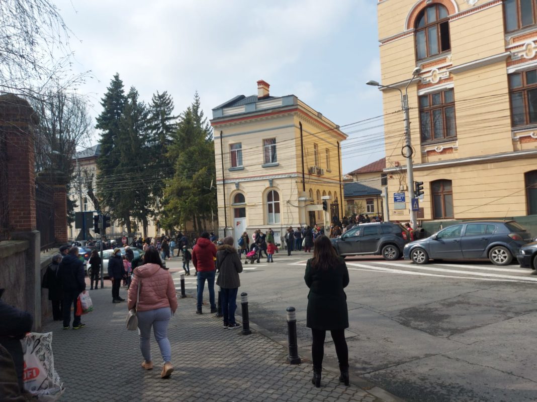 Şcolile din Dolj colectează alimente şi produse pentru Ucraina