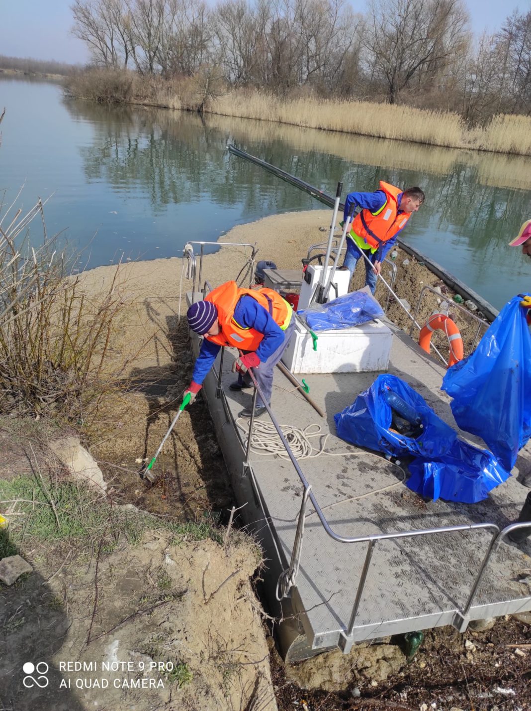 dcf6a35d-f6e8-463a-afbe-ac74100311ab Împreună cu voluntari ai Asociația “Ape fără Plastic” reprezentanți ai Administrației Bazinale de Apă Jiu au desfășurat o amplă acțiune de igienizare a lacului Ișalnița