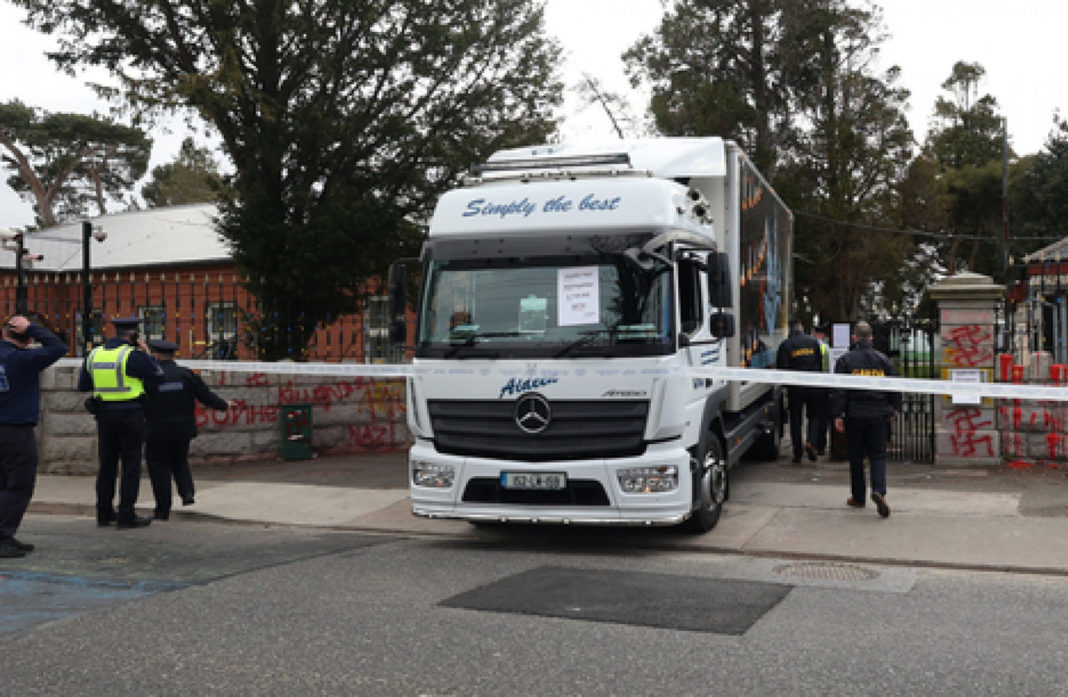 Un bărbat a dărâmat cu camionul poarta Ambasadei Rusiei din Dublin