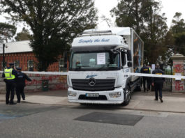 Un bărbat a dărâmat cu camionul poarta Ambasadei Rusiei din Dublin