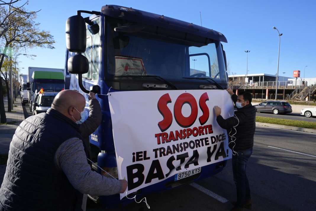 Probleme de aprovizionare în Spania după ce greva camionagiilor se extinde