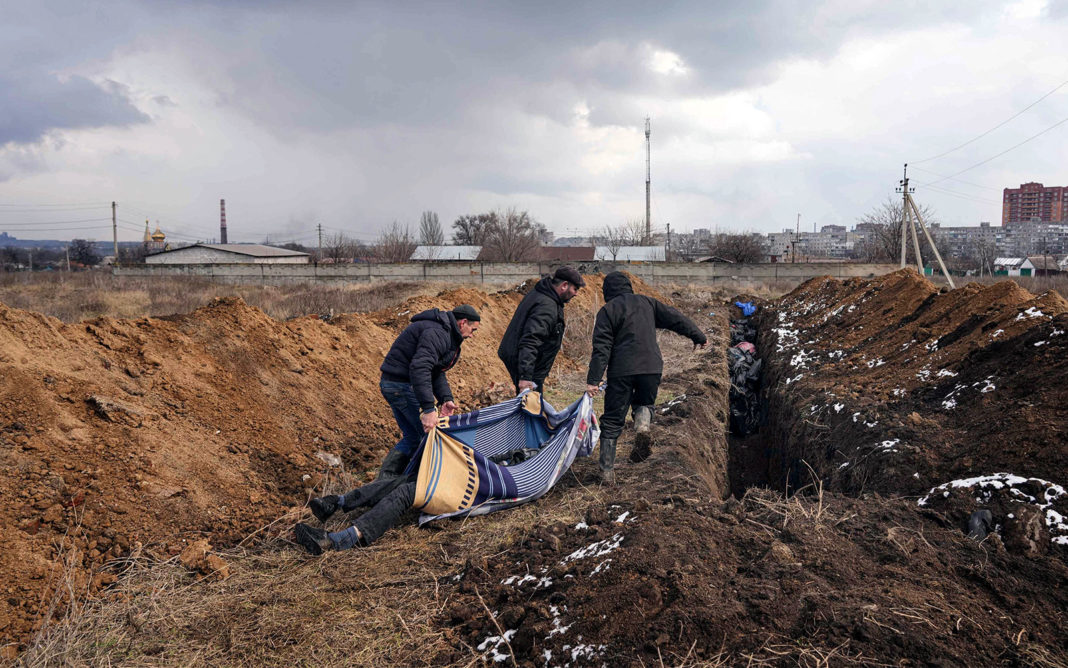 Morţii din Mariupol, îngropaţi în parcul central sau în curţile oamenilor