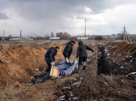 Morţii din Mariupol, îngropaţi în parcul central sau în curţile oamenilor