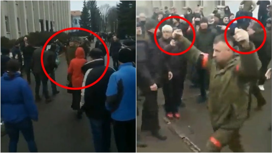 (VIDEO) Soldați ruși care au negociat predarea unui oraș ies cu grenade în mână de teamă să nu fie linșați de oameni