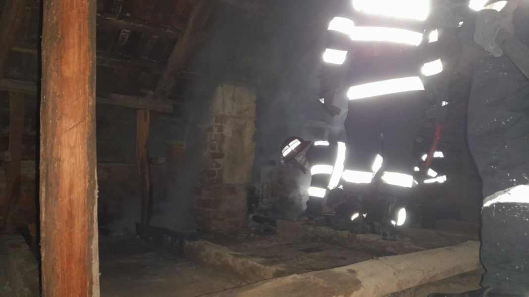 Coșul de fum al unei case din comuna vâlceană Prundeni a luat foc în această dimineață