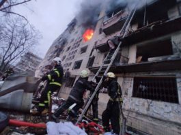 Doi morţi şi mai mulţi răniţi într-un bloc din Kiev bombardat de armata rusă
