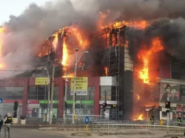 Incendiu puternic la acoperişul magazinului Prosper din Bucureşti