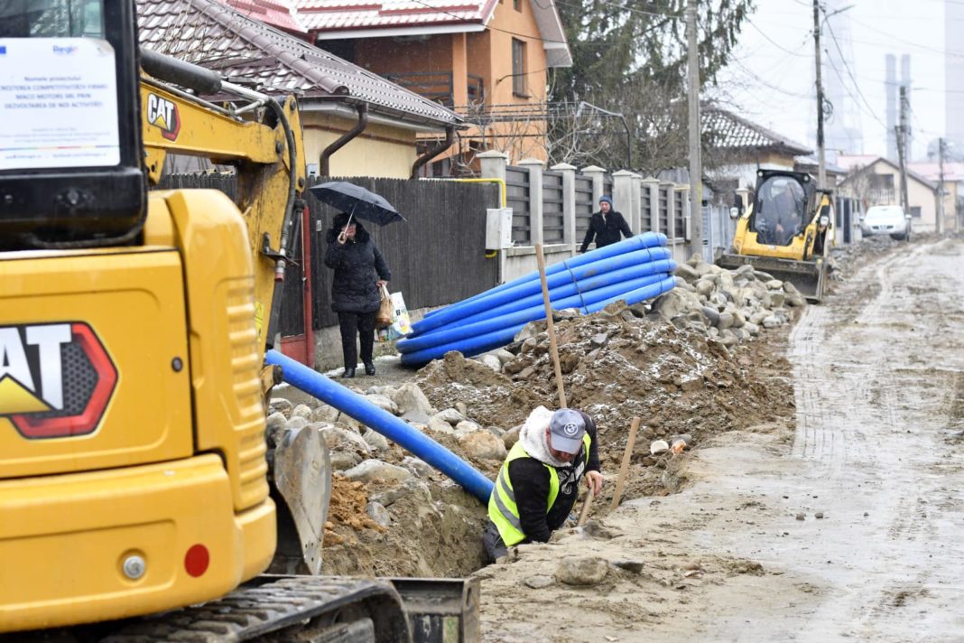 În Craiova continuă lucrările de introducere a reţelei de canalizare. Pe 8 martie s-a lucrat la racordurile de pe strada 8 martie