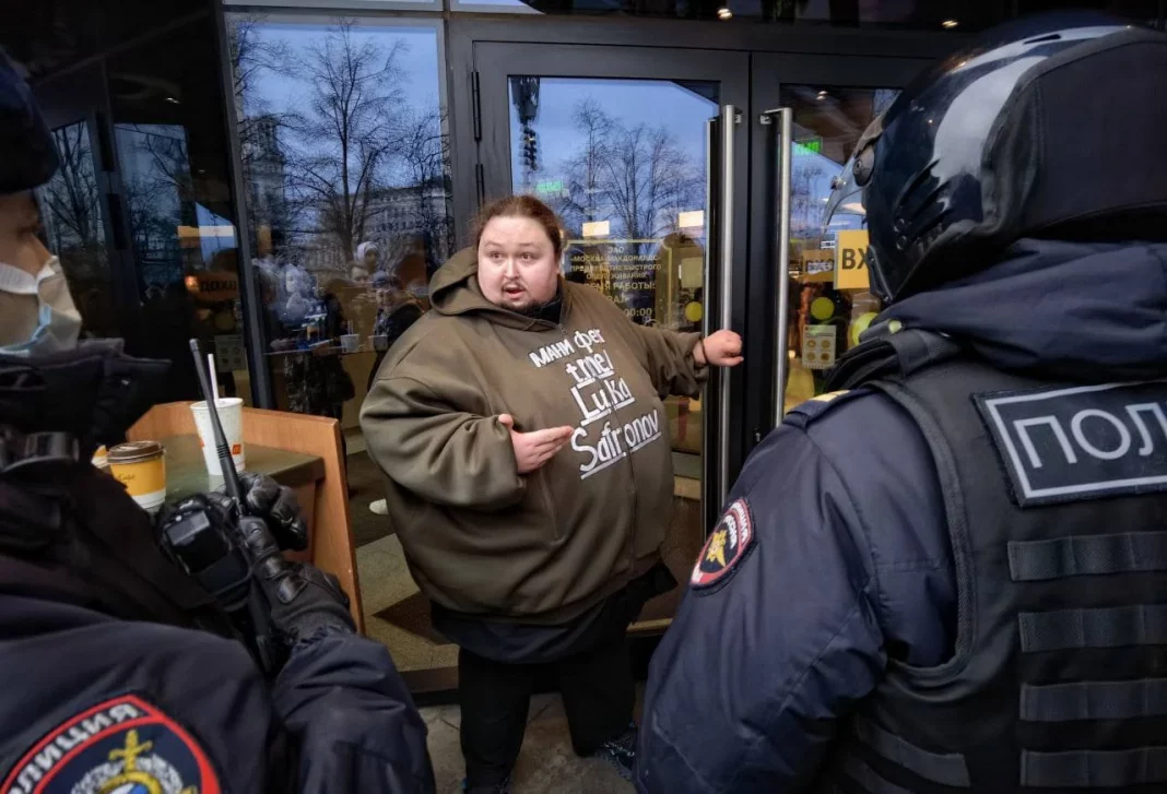 Un tânăr rus s-a legat cu cătușele de ușa unui restaurant McDonald's