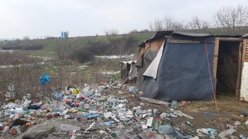 Poliția Locală și operatorii de salubritate ai orașului Craiova, Iridex, cel care ridică gunoiul de la populație și Salubritatea, cel care ridică gunoiul de pe domeniul public se roagă de craioveni să nu mai arunce deșeurile la voia întâmplării.