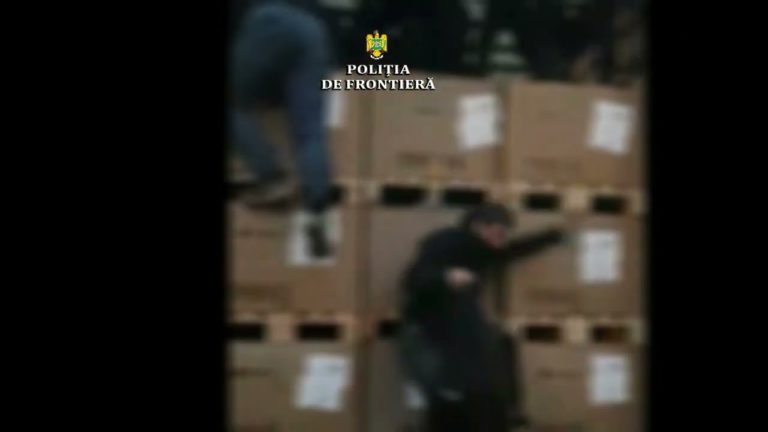 (VIDEO) Paisprezece turci, depistaţi ascunşi într-un TIR cu produse electronice