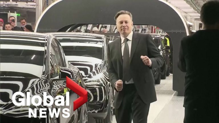 (VIDEO) În pași de dans, Musk a livrat primele mașini Tesla produse în Germania
